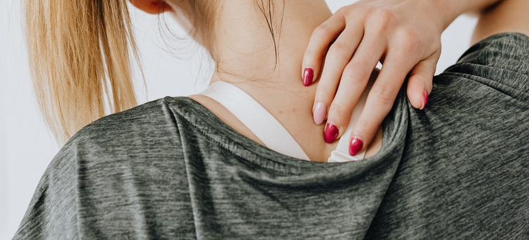 a girl with injured back as one of the most common moving injuries