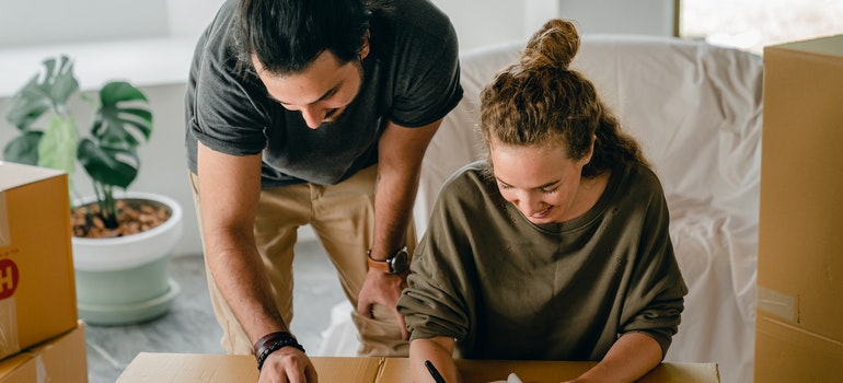 People using tips to pack before moving from Tennessee to California