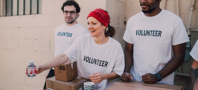 People volunteering together