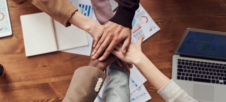 people shaking hands after deciding to live in Horn Lake MS