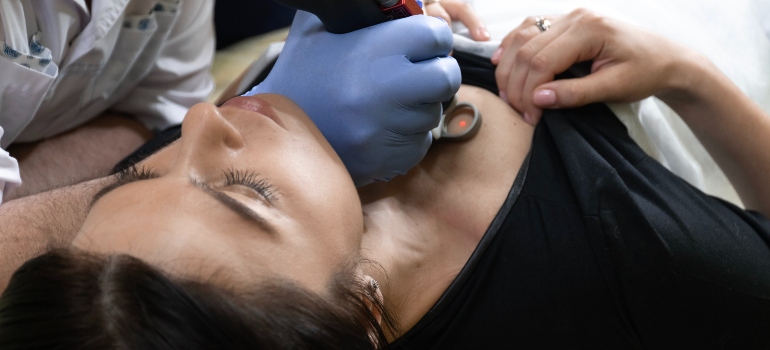 A nurse working on a patiant