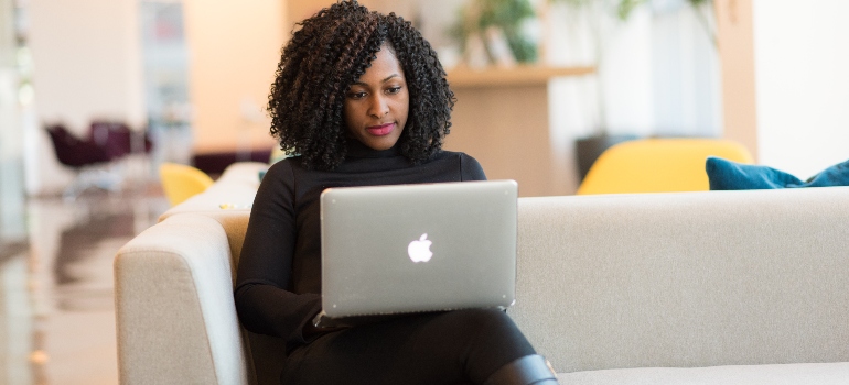 Woman reserchin the best places in Tennessee for ex-New Yorkers on her laptop