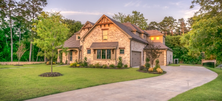 House surrounded by forest in one of the safest places to live in Tennessee.