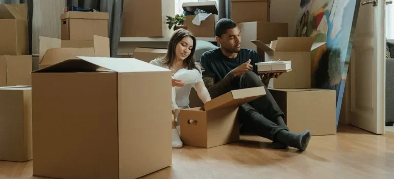 A couple packing their boxes and thinking: "Why do people move from Tennessee to Texas"