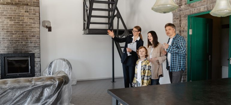 family talking to the real estate agent about the real cost of living: Mississippi vs Texas