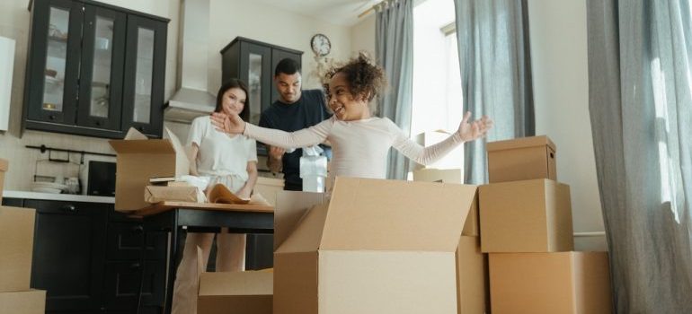 A family spending time together while avoiding common mistakes when moving with kids