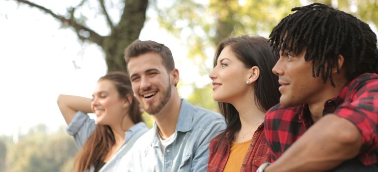 a group of friends talking about the ideal places in Mississippi for singles