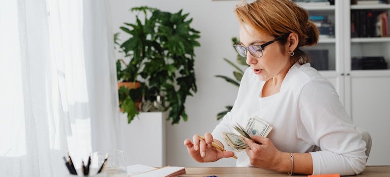 A person counting cash for a real estate investment