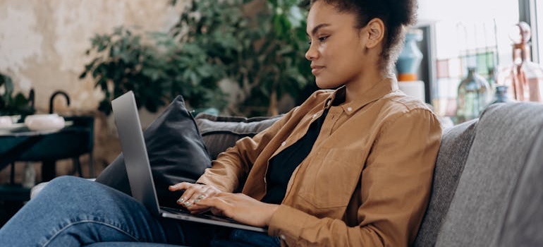 A person using social media on a computer to meet people in Memphis